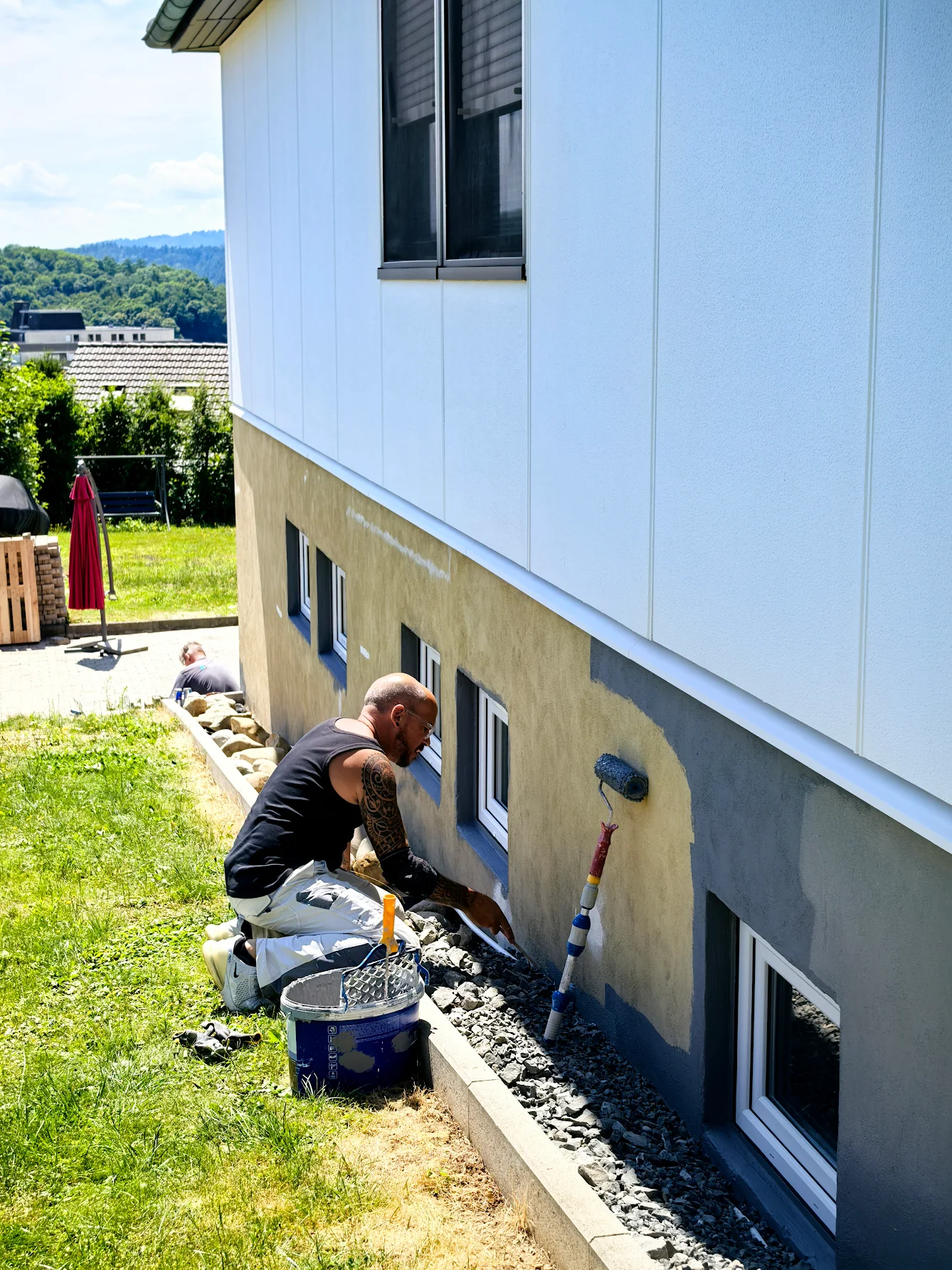 Fassadenarbeiten – Maler Lello bei der Arbeit